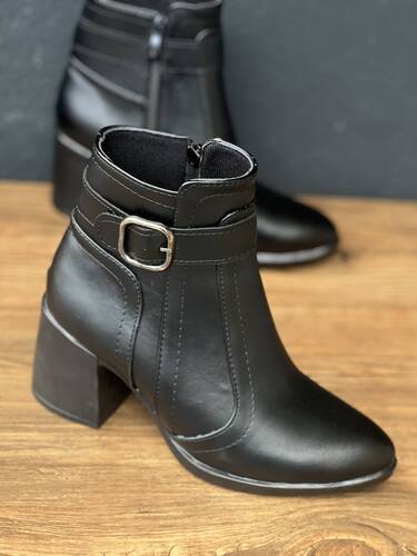 بوت پاشنه سگک دار 