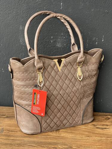 کیف بزرگ وی 